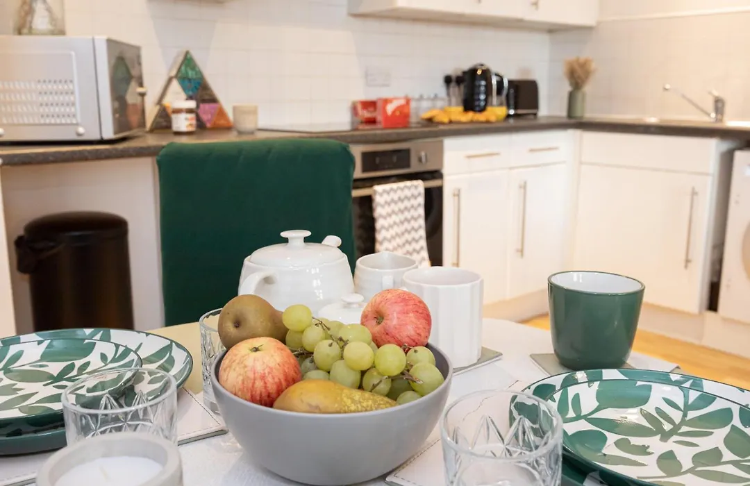 Manchester - Beautiful Serviced Apartment, Amazing Location, Close To Old Trafford, City Centre, Media City, Etihad, Coop Live, Ao Arena, Salford Quays, Sleeps Up To 6, With Free Private Car Parking-1