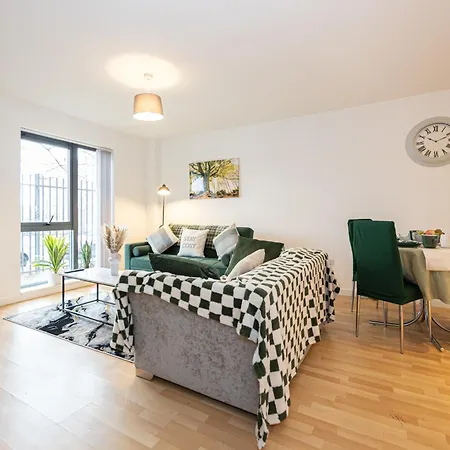 Manchester - Beautiful Serviced Apartment, Amazing Location, Close To Old Trafford, City Centre, Media City, Etihad, Coop Live, Ao Arena, Salford Quays, Sleeps Up To 6, With Free Private Car Parking-3