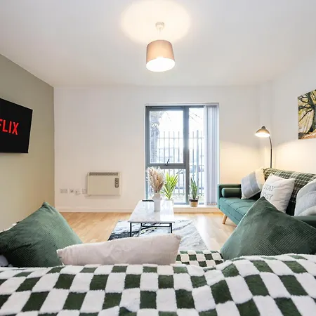 Manchester - Beautiful Serviced Apartment, Amazing Location, Close To Old Trafford, City Centre, Media City, Etihad, Coop Live, Ao Arena, Salford Quays, Sleeps Up To 6, With Free Private Car Parking-2